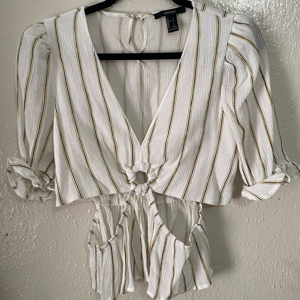 Blusa Blanca con rayas amarillas con negro.